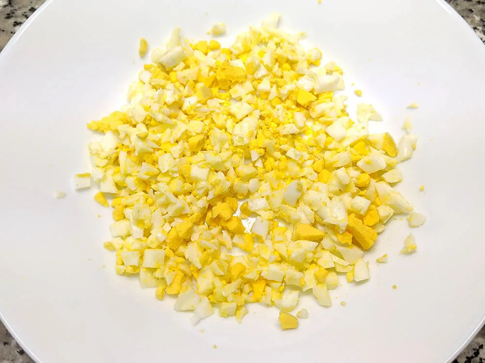 Huevo cocido picado.