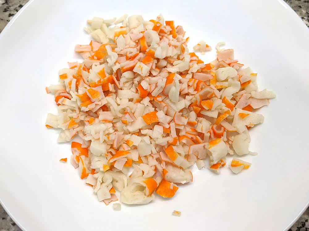 Barritas de surimi picadas.