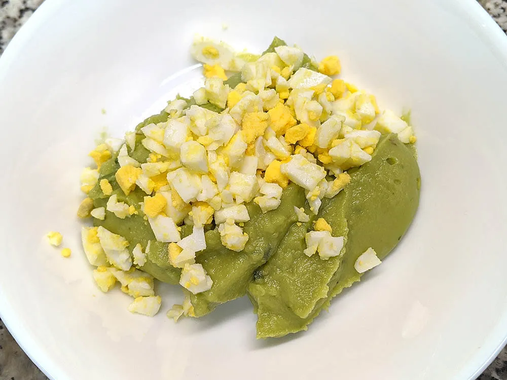 Guacamole y huevo cocido.