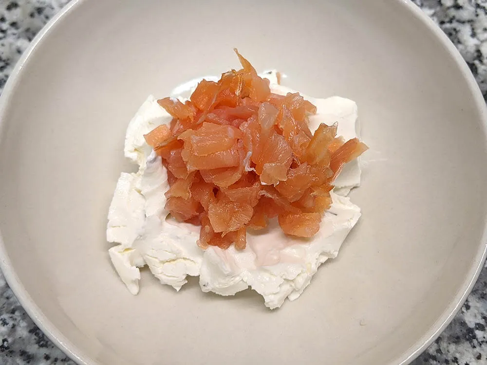 Queso de untar y salmón ahumado picado.