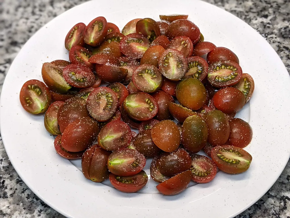 Tomates cherry salpimentados.