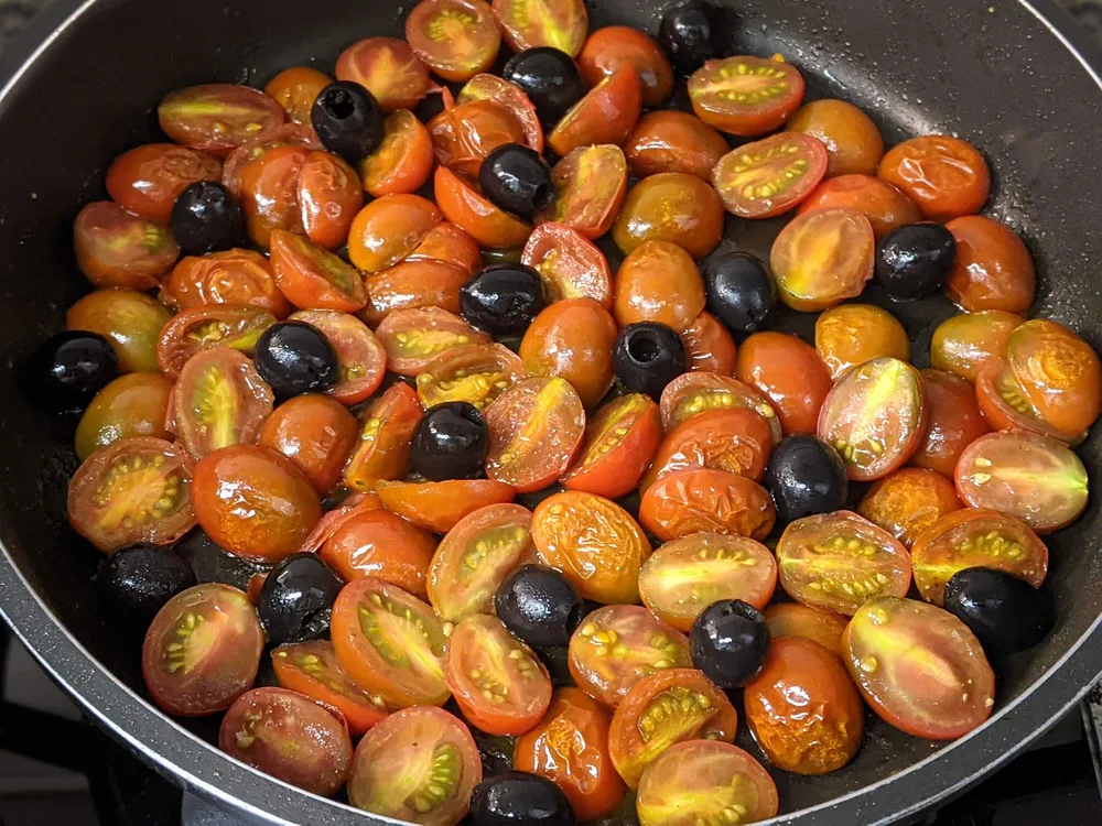 Salteado de tomates cherry y olivas.