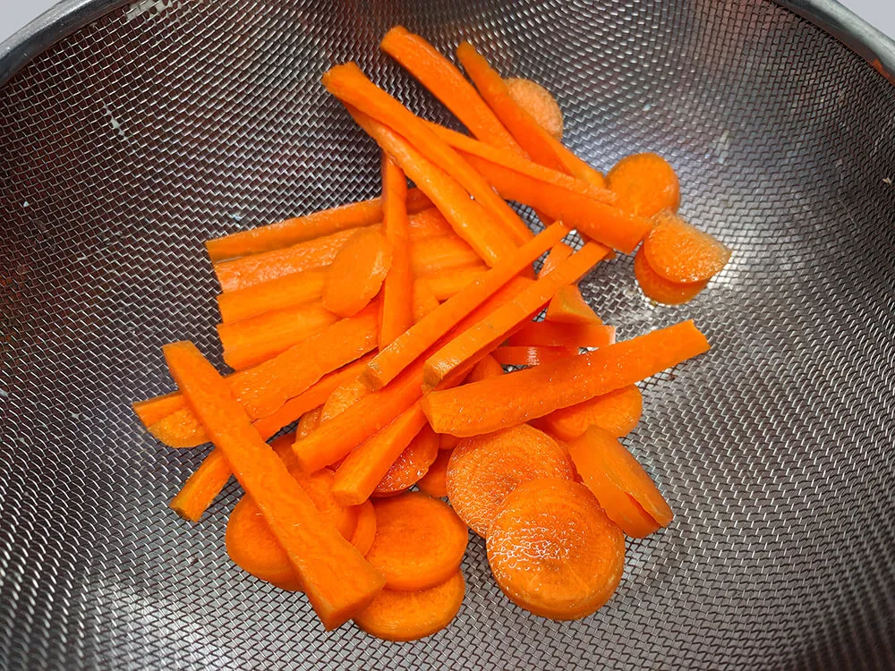 Alcachofas cortadas en escurridor.