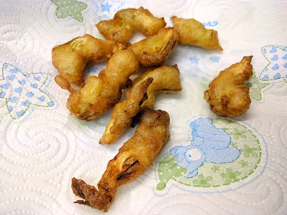 Alcachofas en papel absorbente.