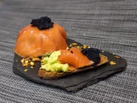 Presentación del timbal de salmón con aguacate