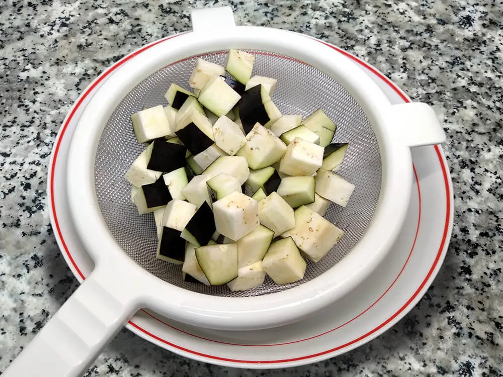 Dados de berenjena en escurridos.