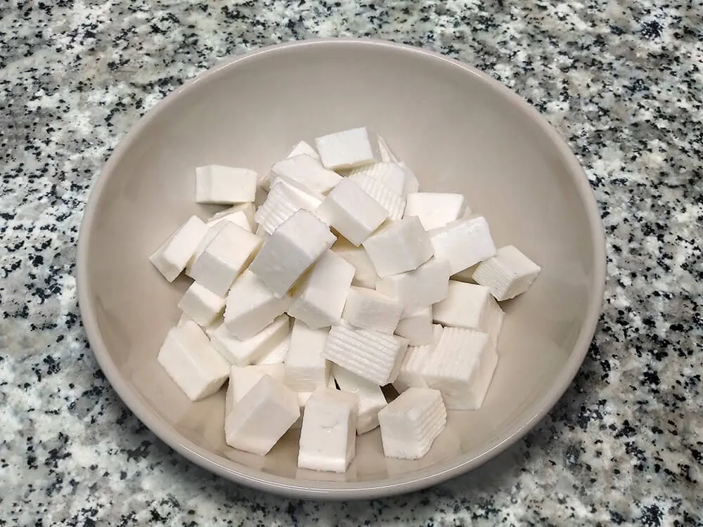 Dados de queso fresco de cabra.