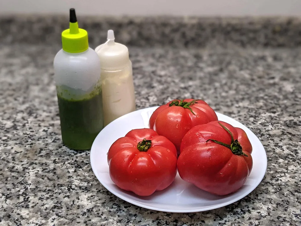 Tomates Monterosa, aceite de albahaca y mayonesa de ajo.