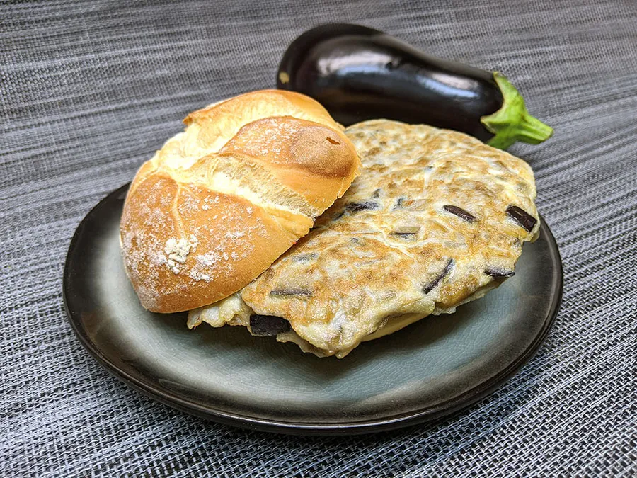 Tortilla de berenjena y cebolla.