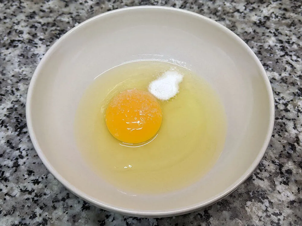 Huevo, sal y levadura.