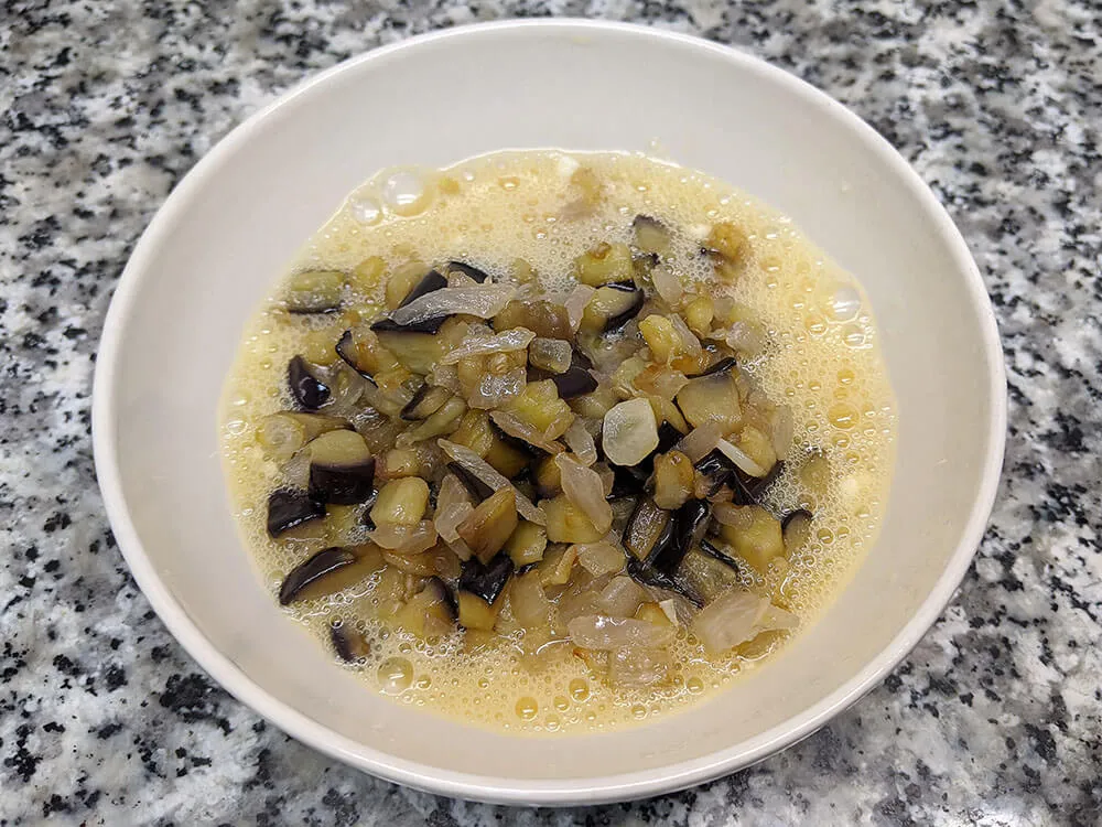 Huevo batido, berenjena y cebolla fritas.