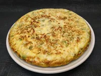 Tortilla de calabacín y cebolla.