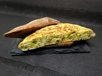 Presentación de la tortilla de calabacín y cebolla.
