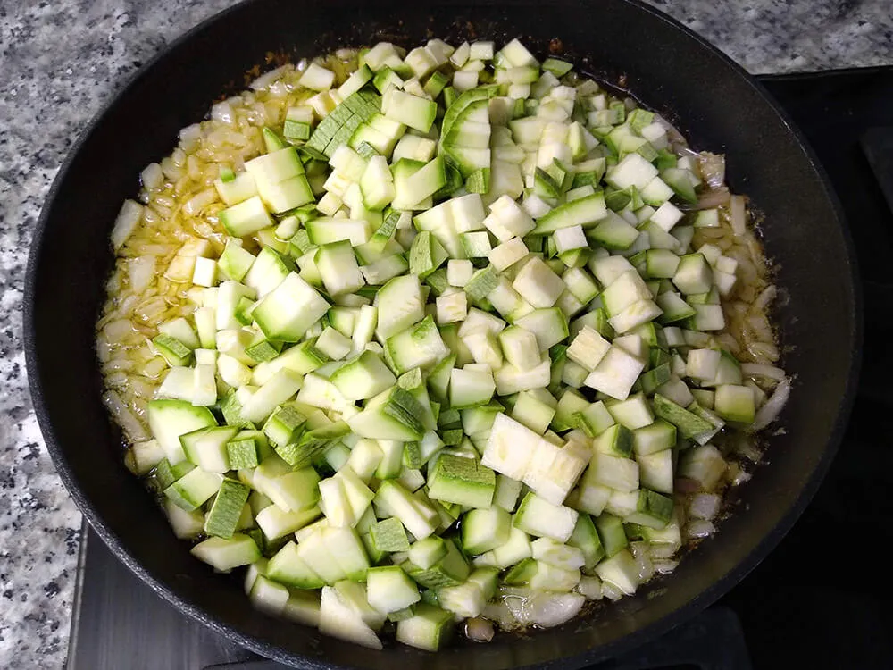 Cebolla y calabacín en sartén.