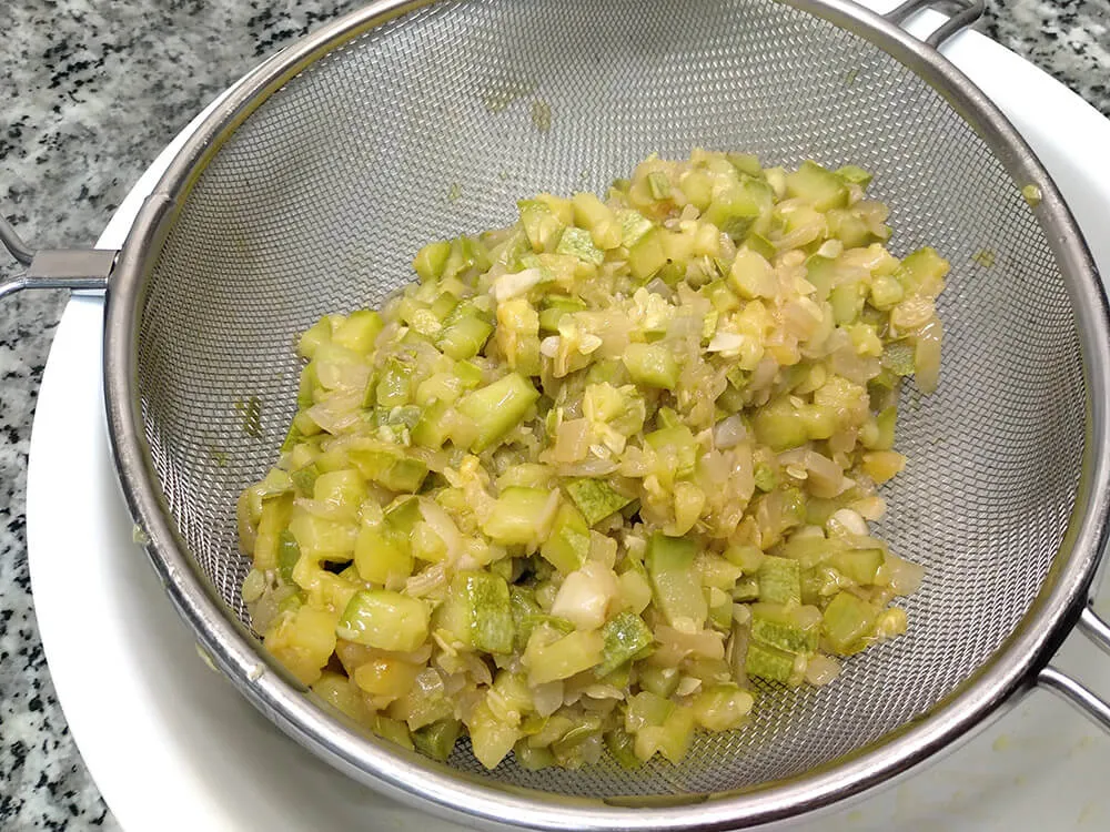 Cebolla y calabacín en escurridor.