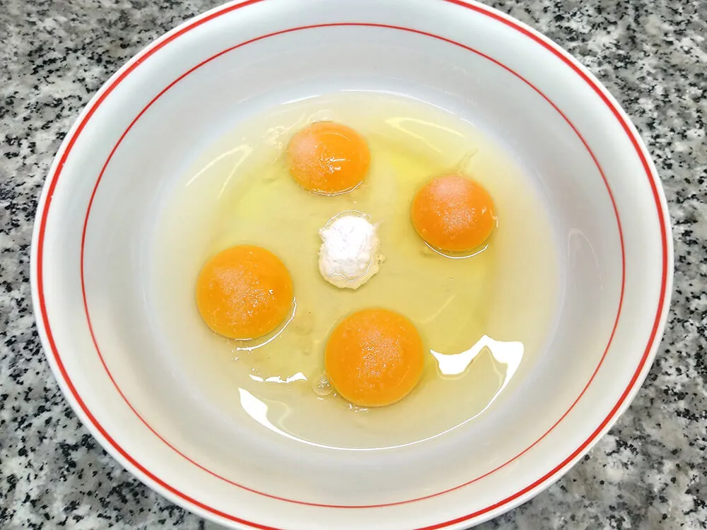 Huevos con levadura y sal.