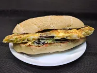 Bocadillo de tortilla de calçots y butifarra negra.