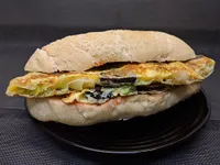 Bocadillo de tortilla de calçots y butifarra negra.
