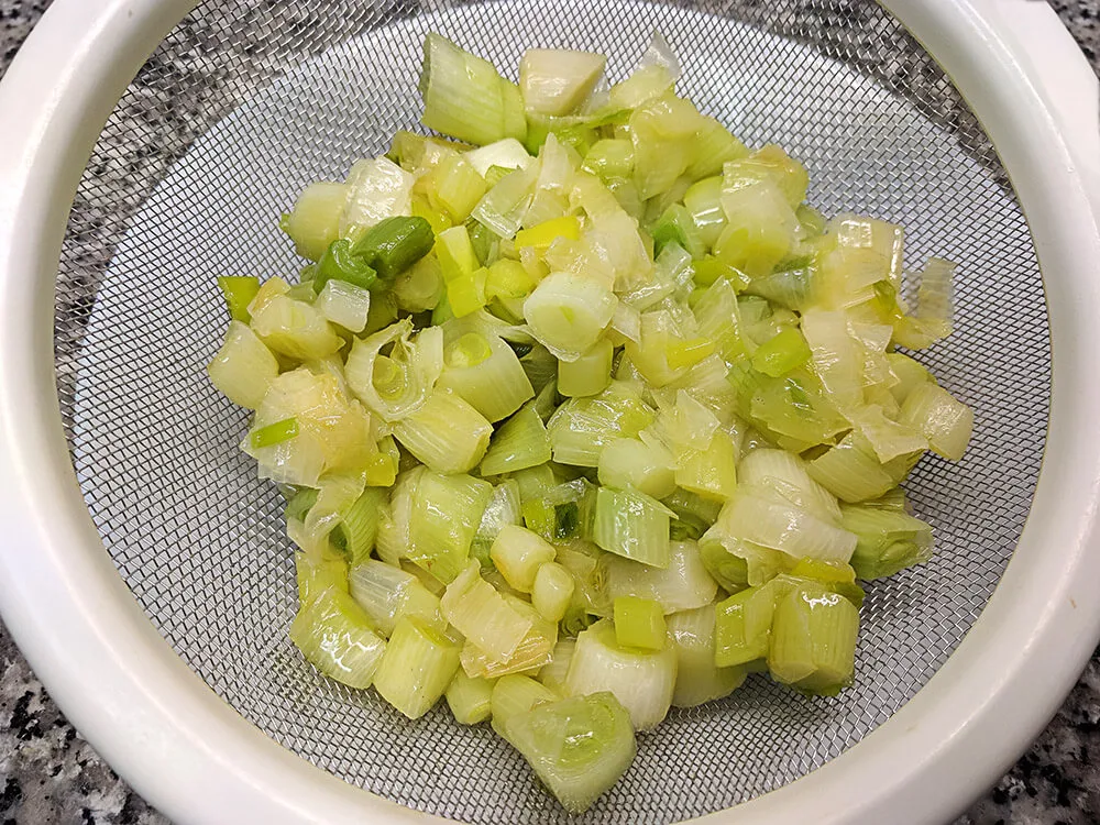 Calçots cocinados escurriendo aceite.