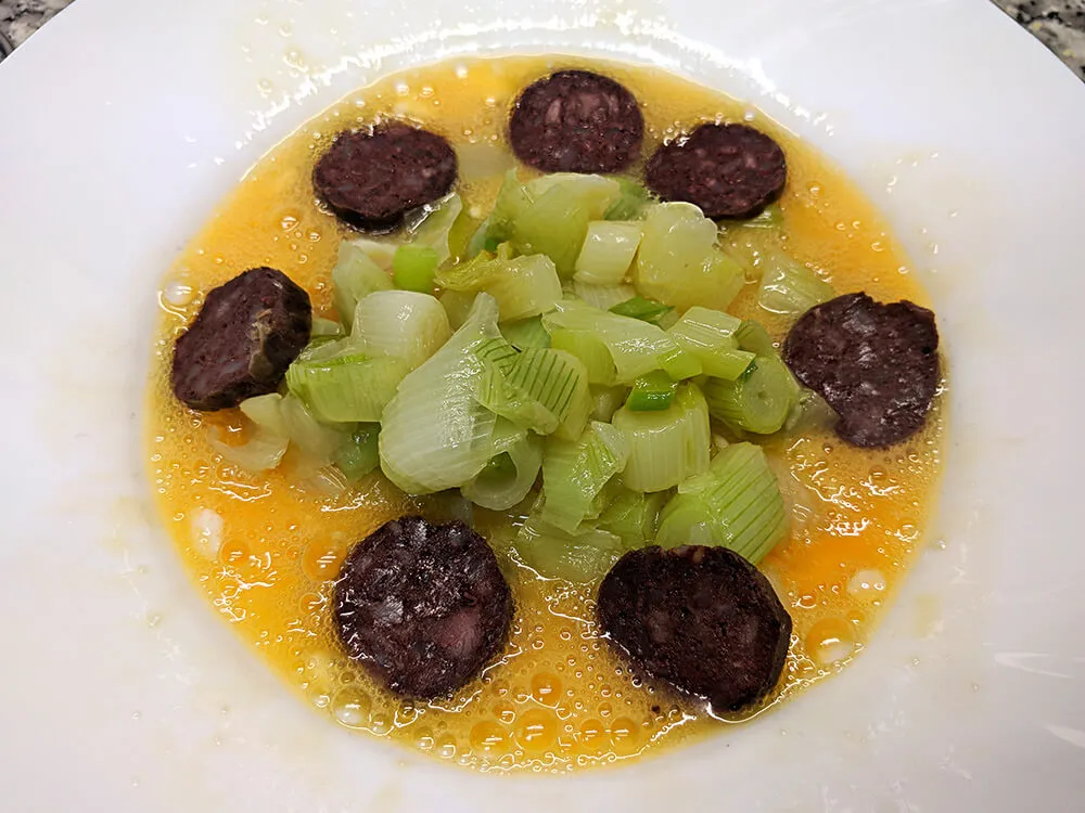 Huevo batido, calçots y butifarra negra.