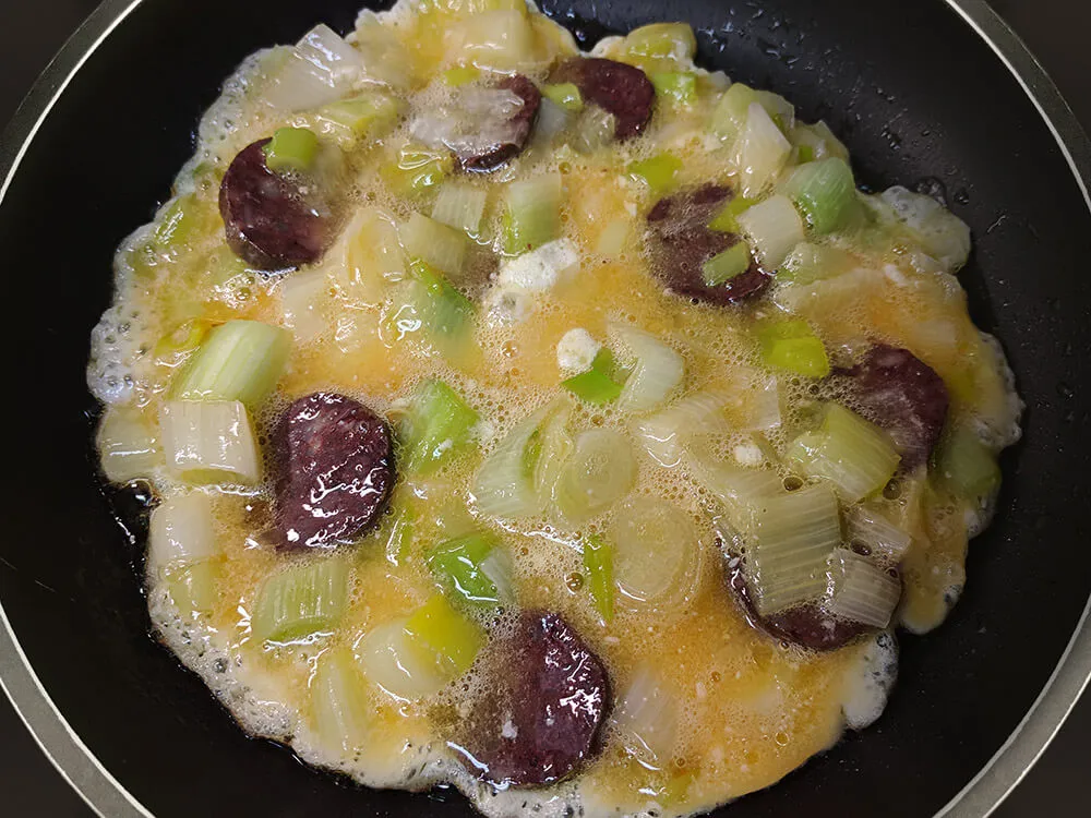 Tortilla de calçots y butifarra negra.