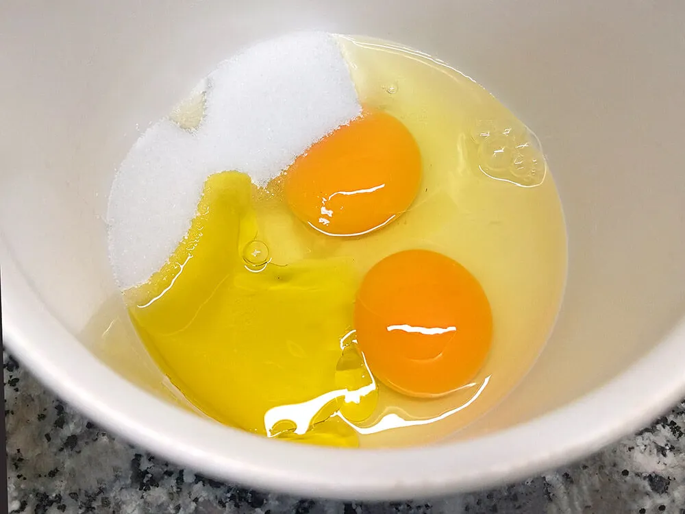 Huevos, azúcar y aceite