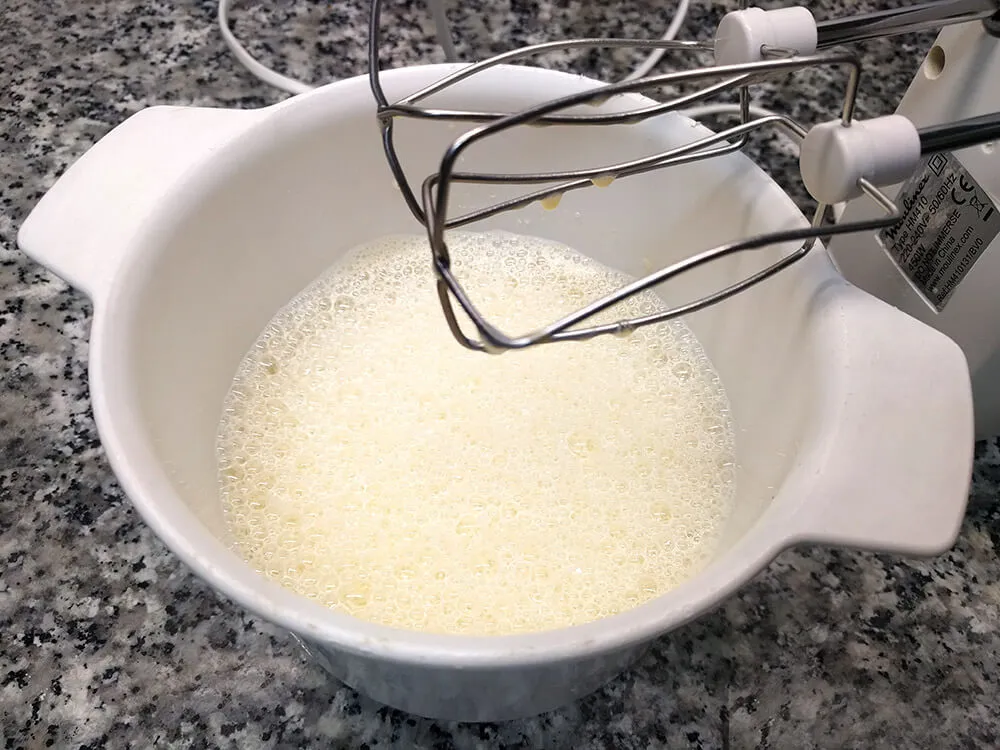 Huevos, azúcar y aceite batidos con leche