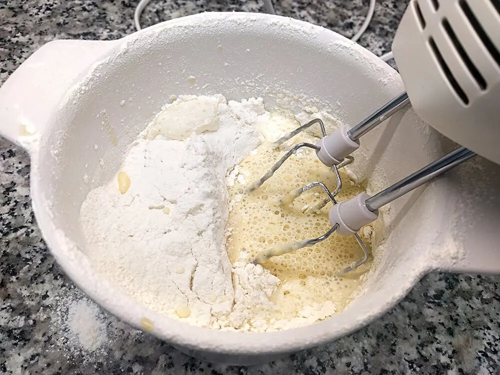Huevos, azúcar y aceite batidos con harina y levadura tamizadas