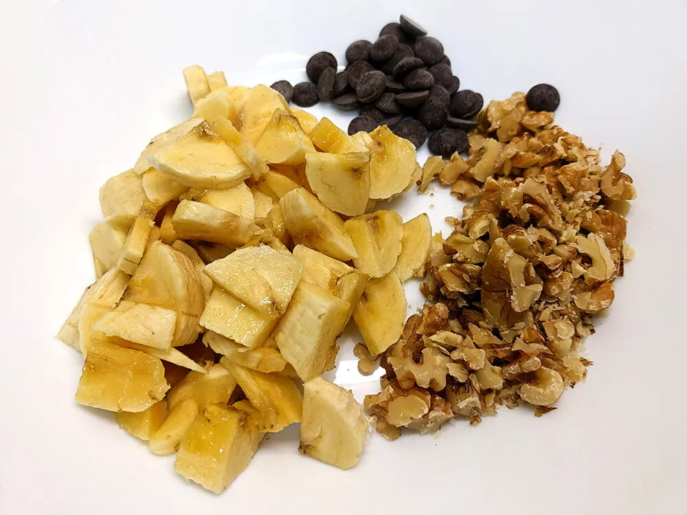 Plátano y nueces picados y perlas de chocolate