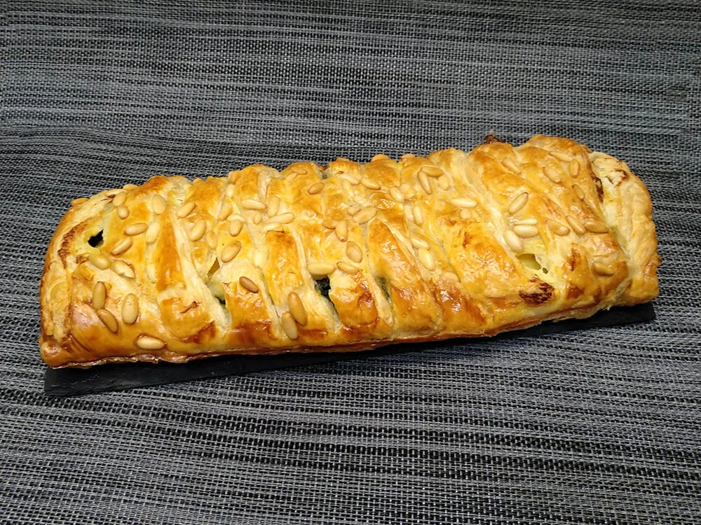 Trenza de hojaldre con espinacas y mascarpone.