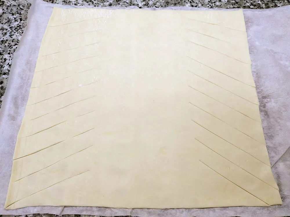 Masa de hojaldre cortada.