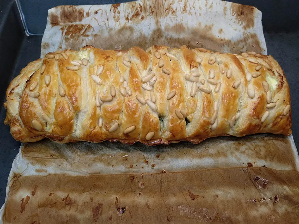 Trenza de hojaldre rellena de espinacas y mascarpone horneada.