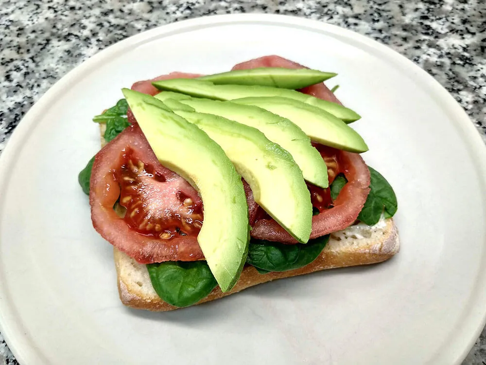 Chapata con mayonesa, espinacas baby, tomate y aguacate.