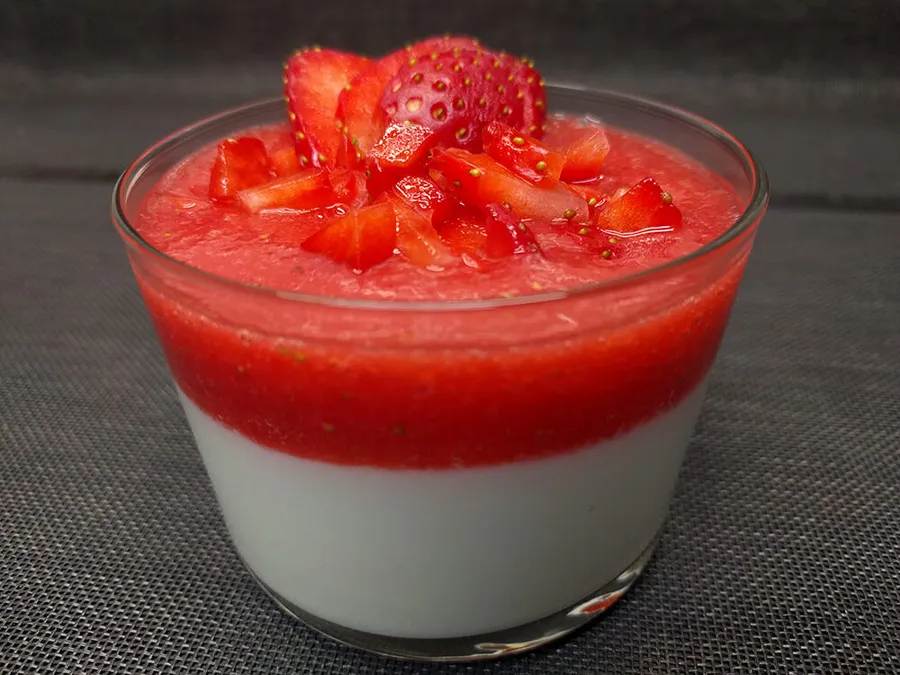 Yogurt con fresas dos texturas